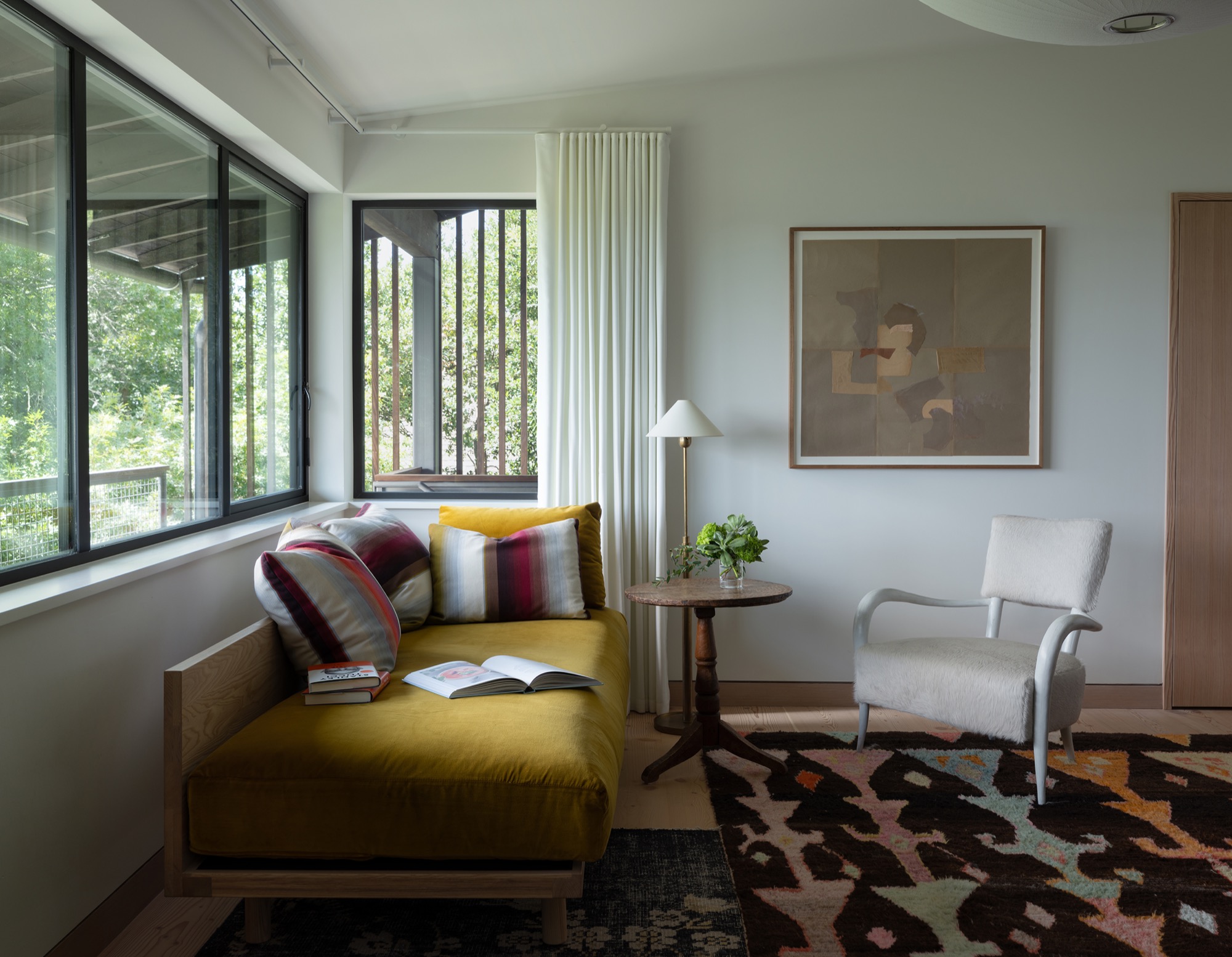 Hillside House reading daybed beside large windows in West Lake Hills, Texas